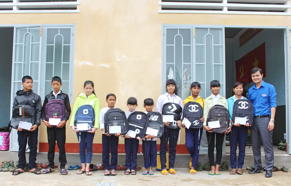 Bí thư Trung ương Đoàn tặng quà cho các em học sinh nghèo của xã Chư Jôr 